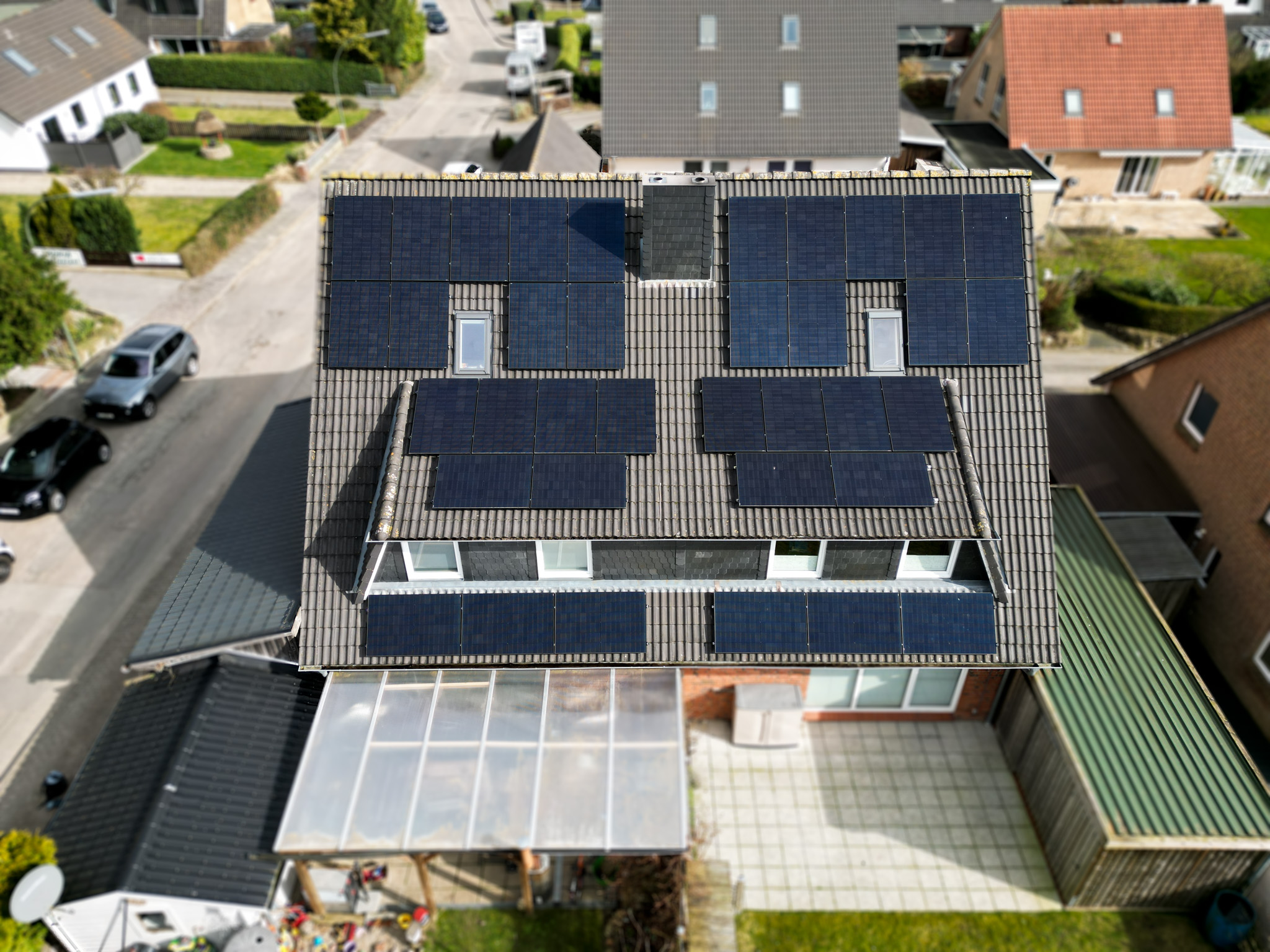 Eine PV-Anlage von Nordic Sunpower auf einer Doppelhaushälfte in Flensburg.
