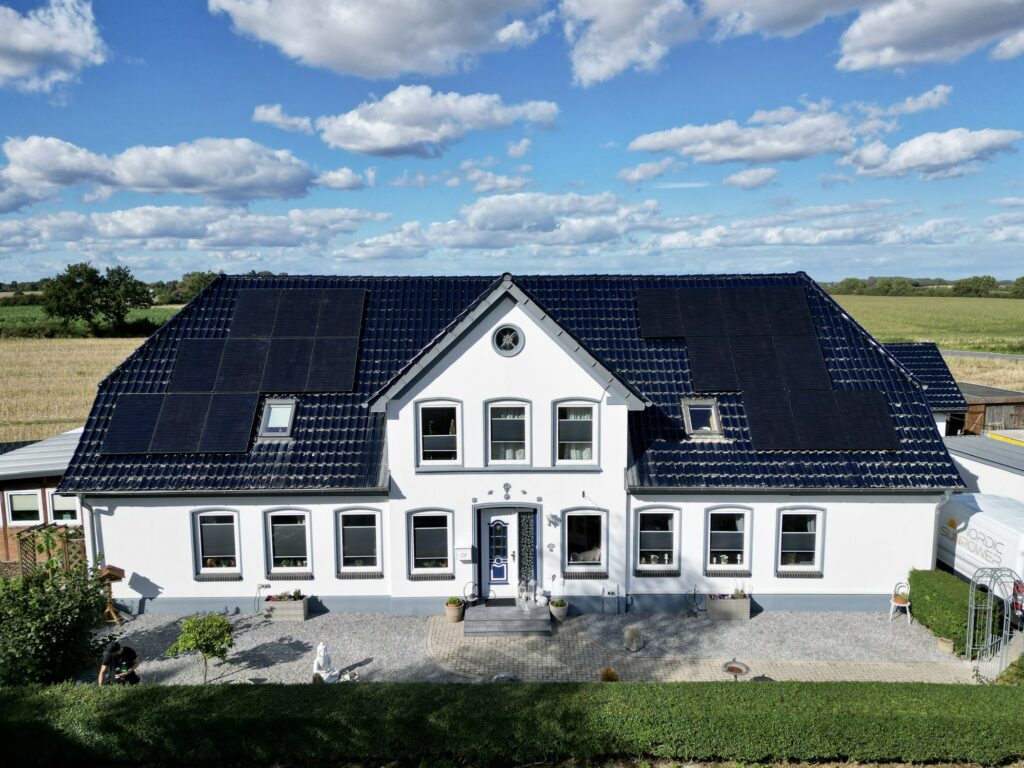 Eine PV-Anlage von Nordic Sunpower auf einem Gutshof.