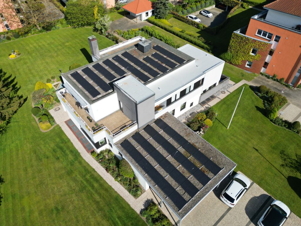 Eine PV-Anlage von Nordic Sunpower auf einer Gewerbeimmobilie.