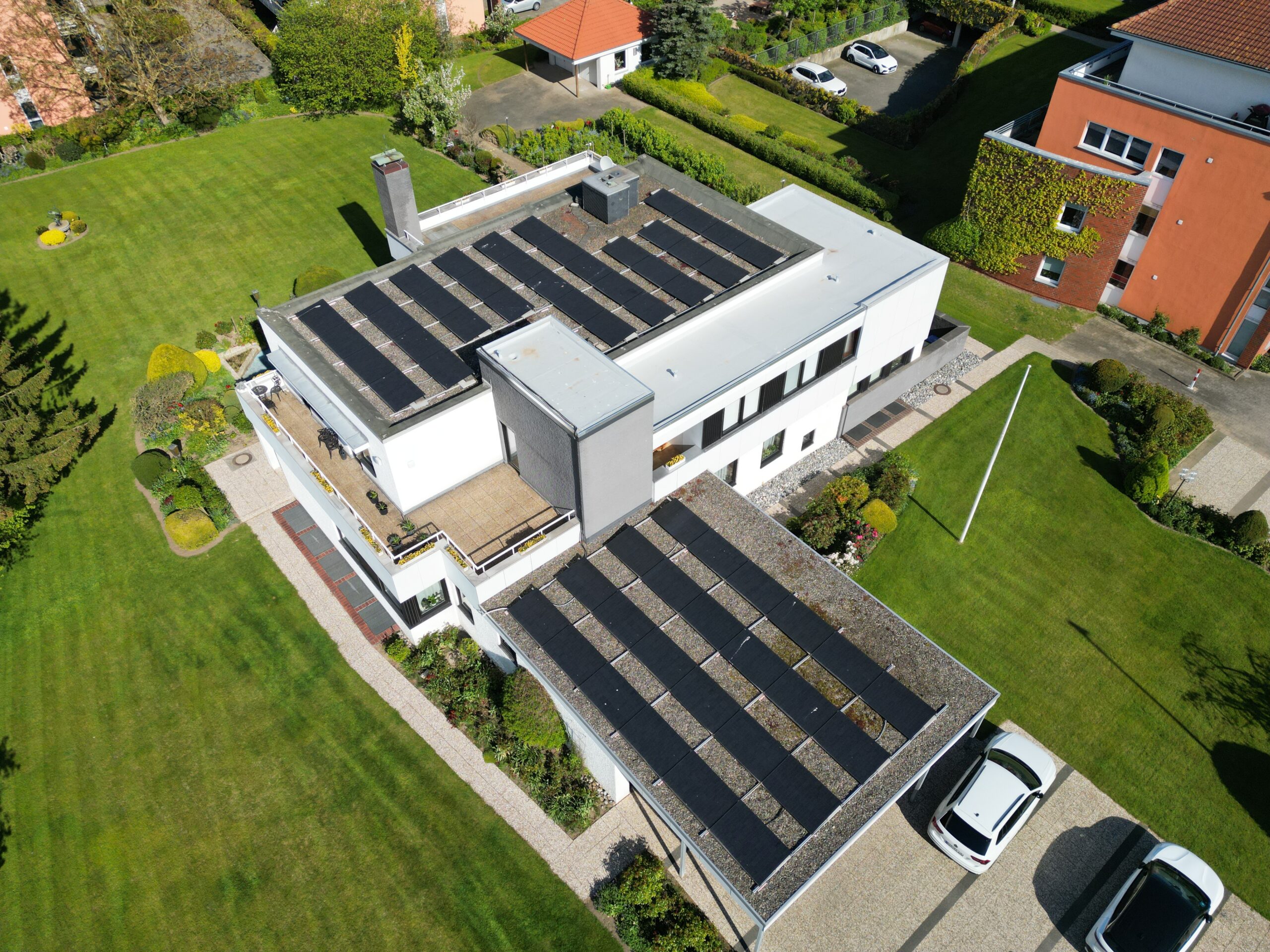 Eine PV-Anlage von Nordic Sunpower auf einer Gewerbeimmobilie.