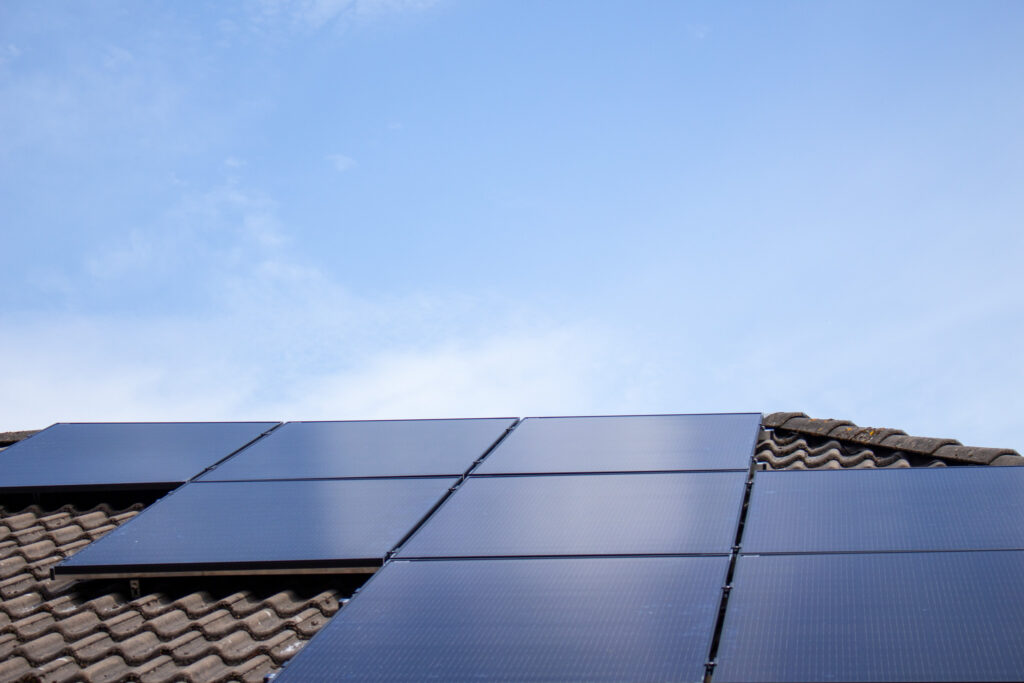 Nahaufnahme von mehreren montierten PV-Modulen auf einem Hausdach.