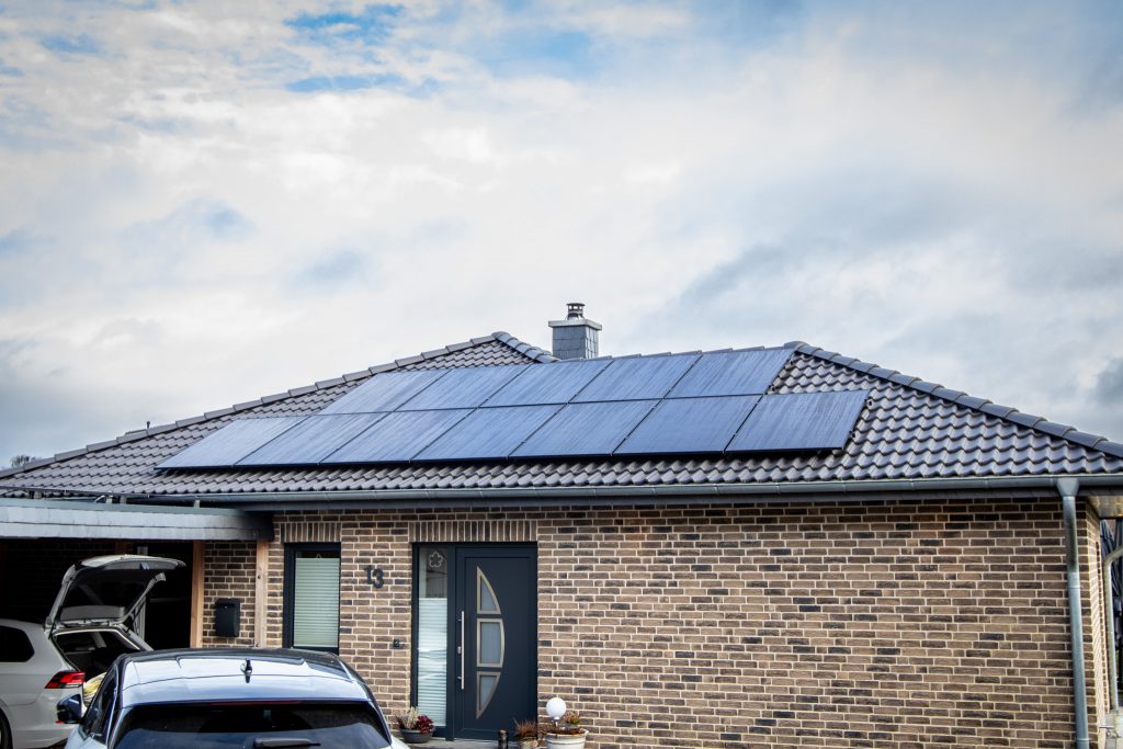 Eine PV-Anlage von Nordic Sunpower auf einem Bungalow.
