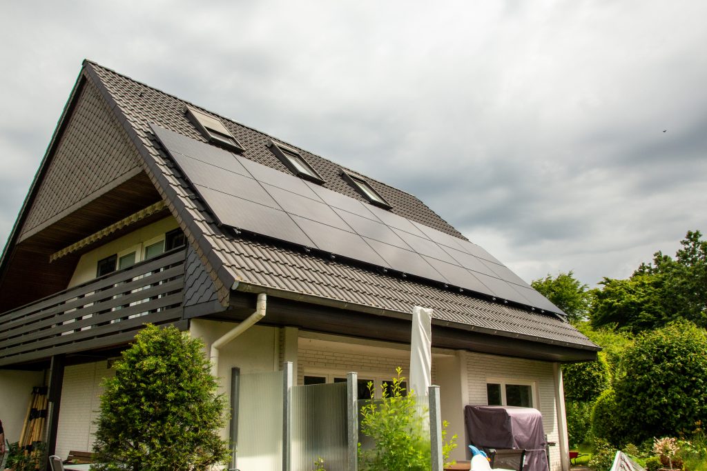 Eine PV-Anlage, welche über die volle Breite eines Einfamilienhaus-Daches geht.
