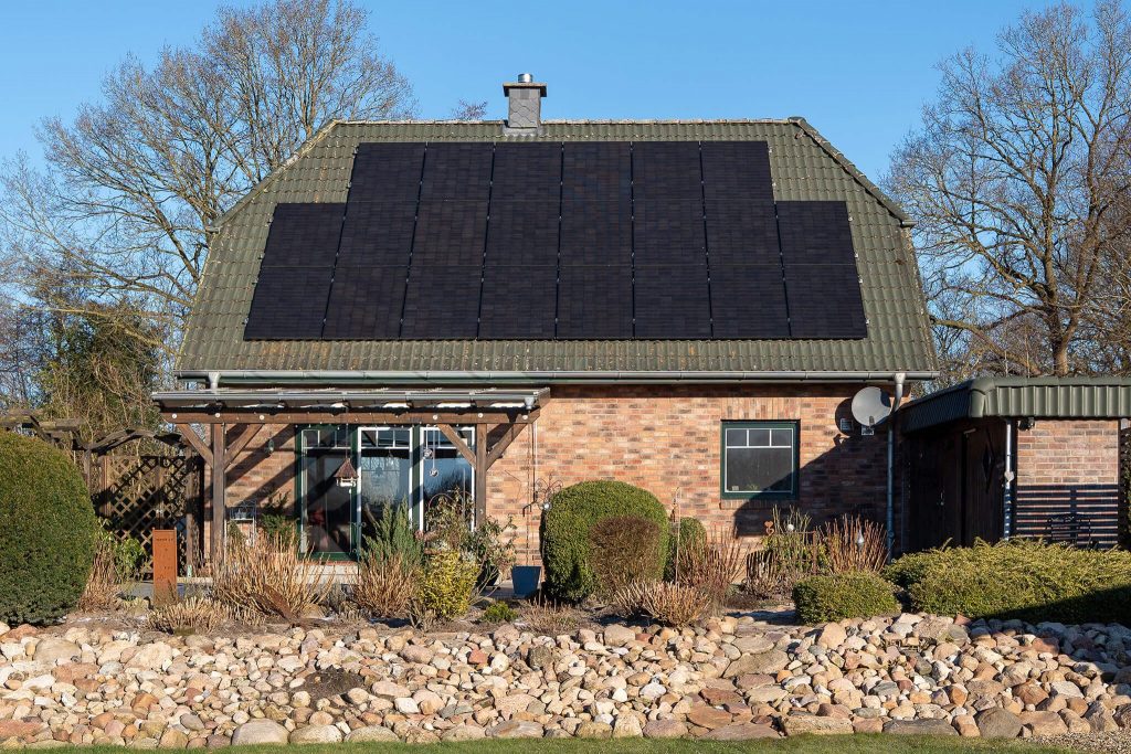 Eine großflächige PV-Anlage auf dem Dach eines Einfamilienhauses.