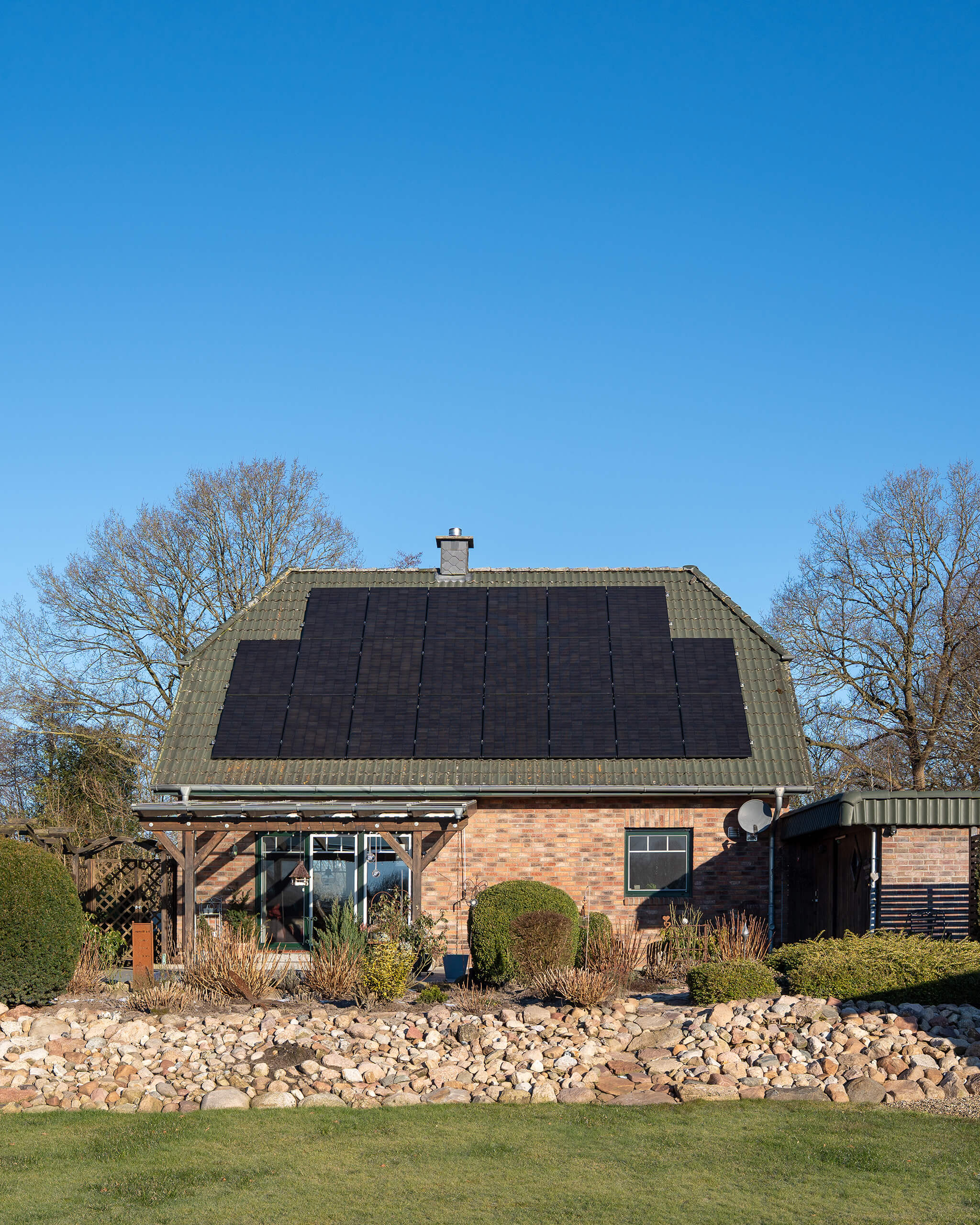 Eine großflächige PV-Anlage auf dem Dach eines Einfamilienhauses.