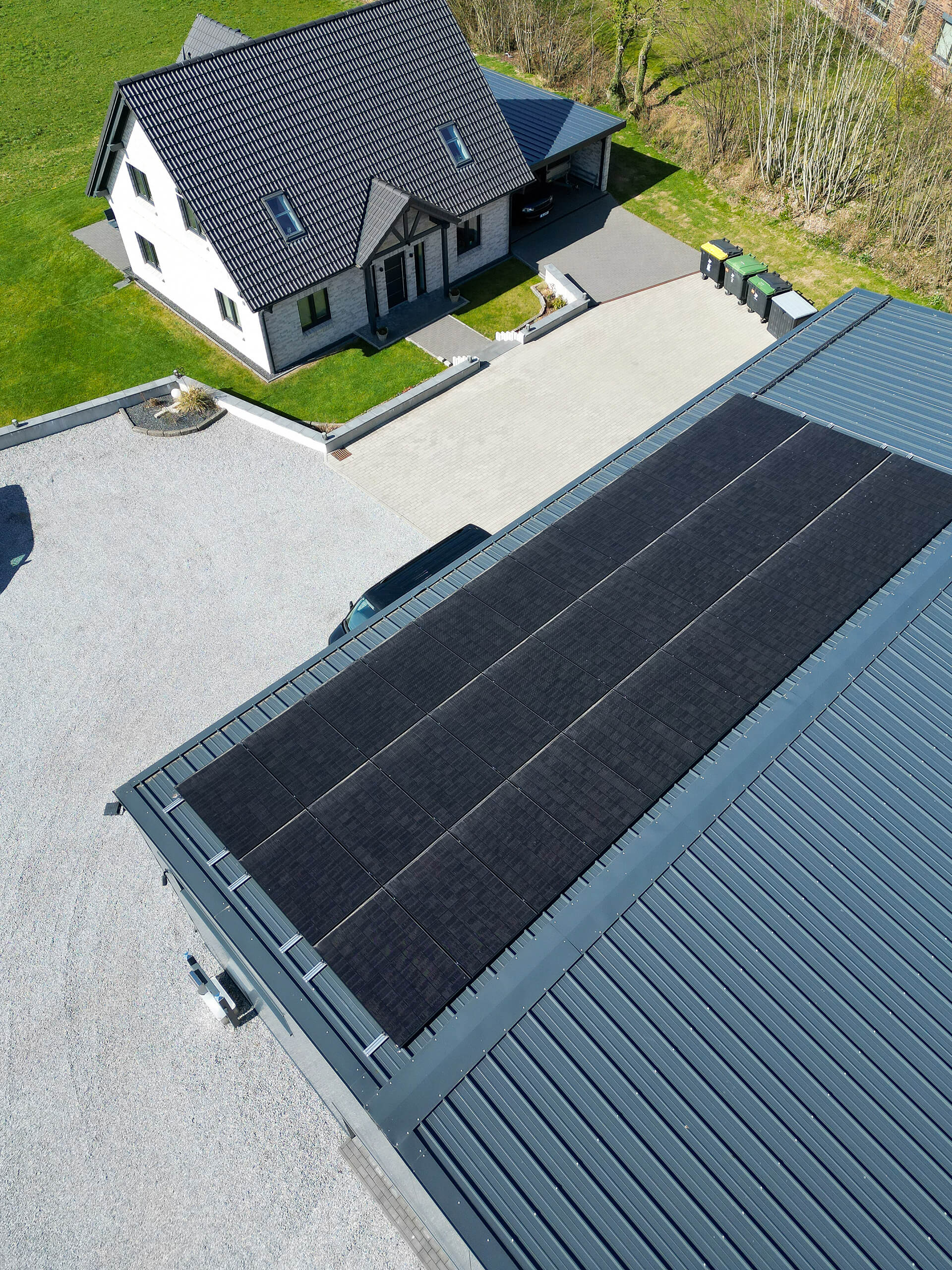 Eine PV-Anlage auf einem größeren Gewerbedach.