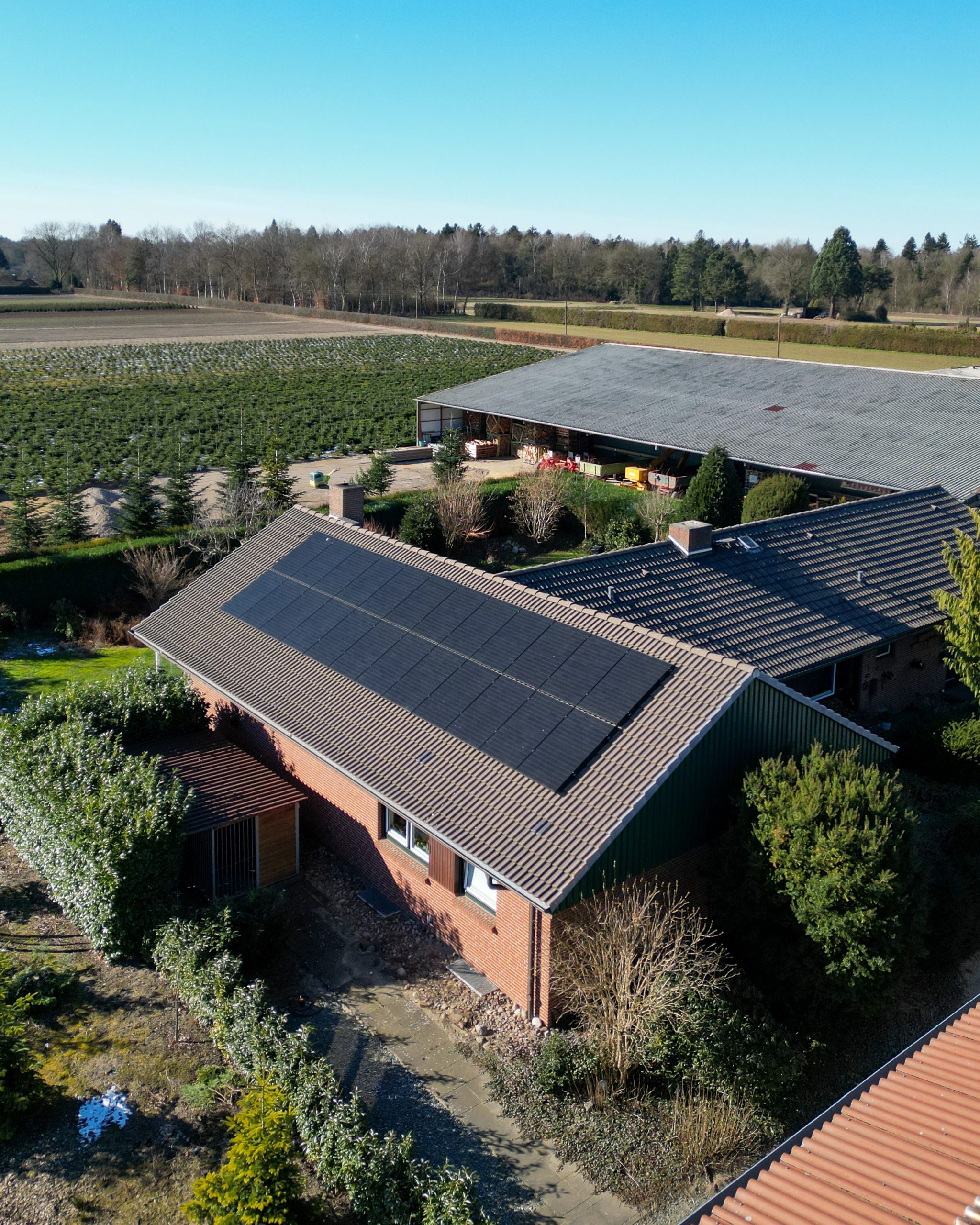 Eine PV-Anlage auf einem länglichen Dach eines Hauses.